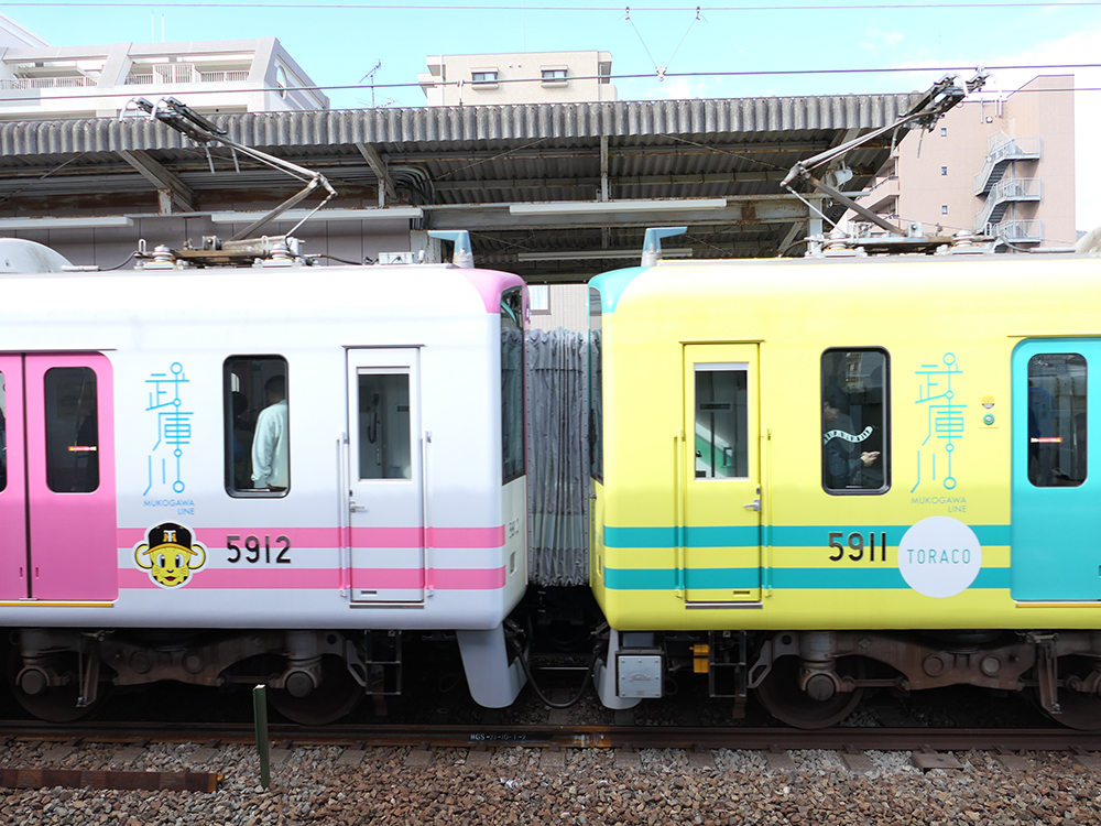 阪神本線を走行する武庫川線用5500系重連の連結面