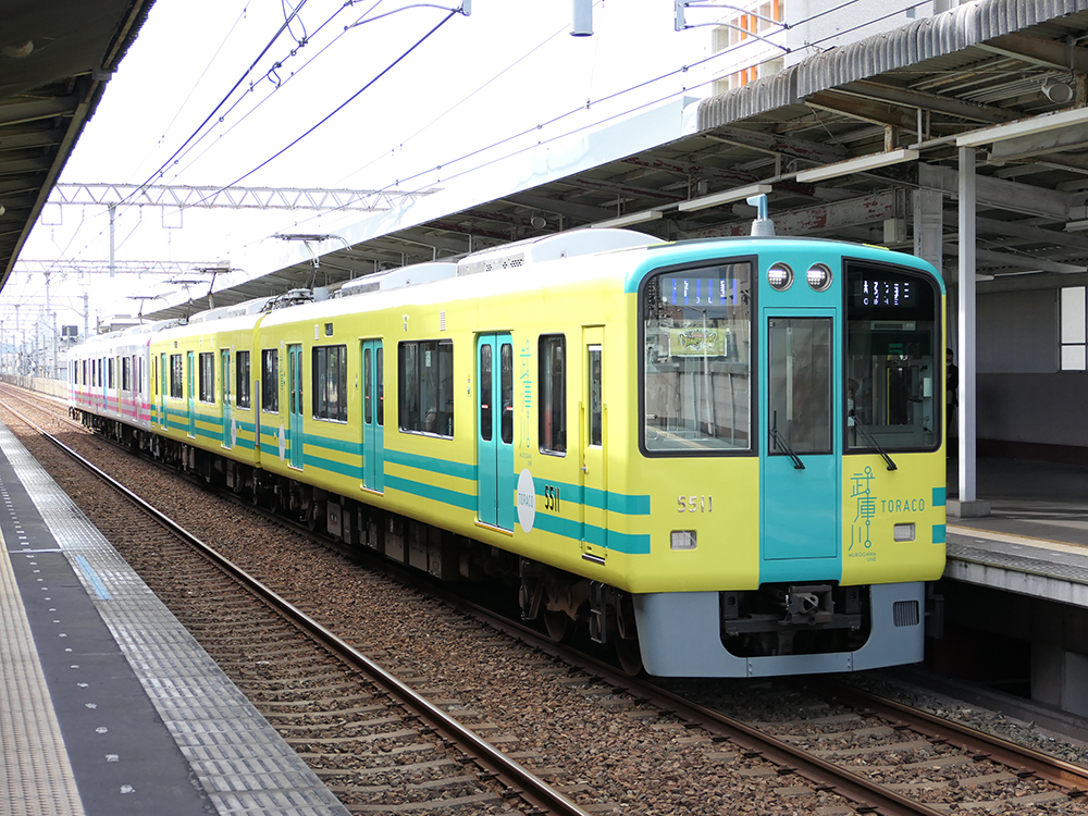 阪神本線を走行する武庫川線用5500系重連