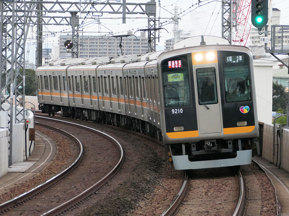 日本シリーズ日本一の副標を掲出する阪神9000系