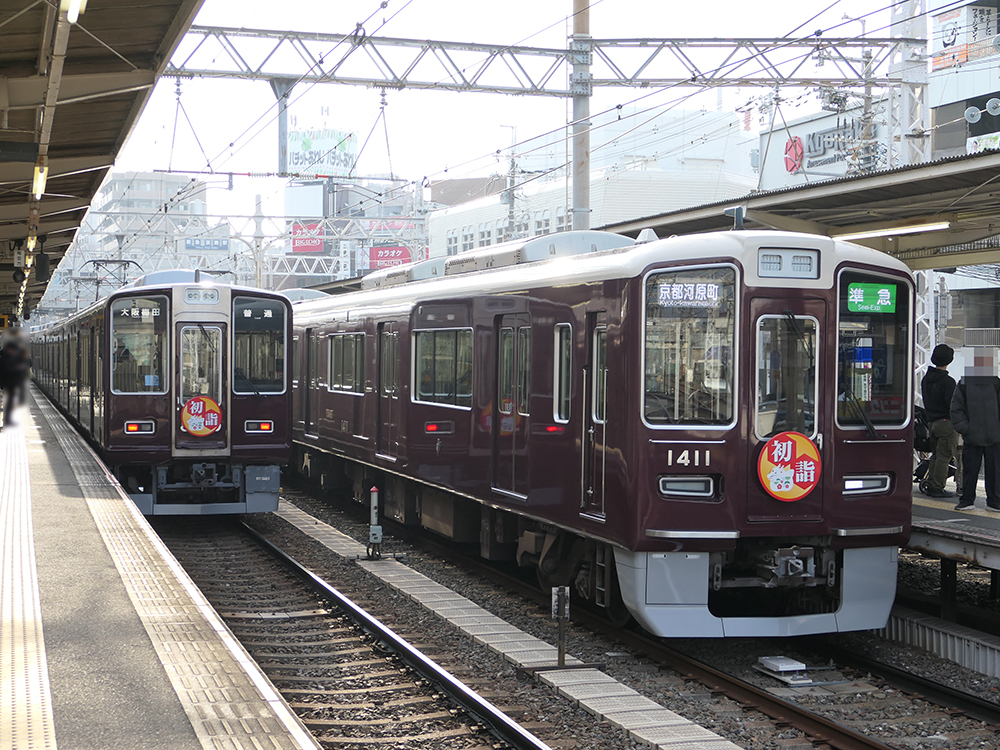 阪急電車の辰年2024年初詣ヘッドマークを掲出する1300系と8300系