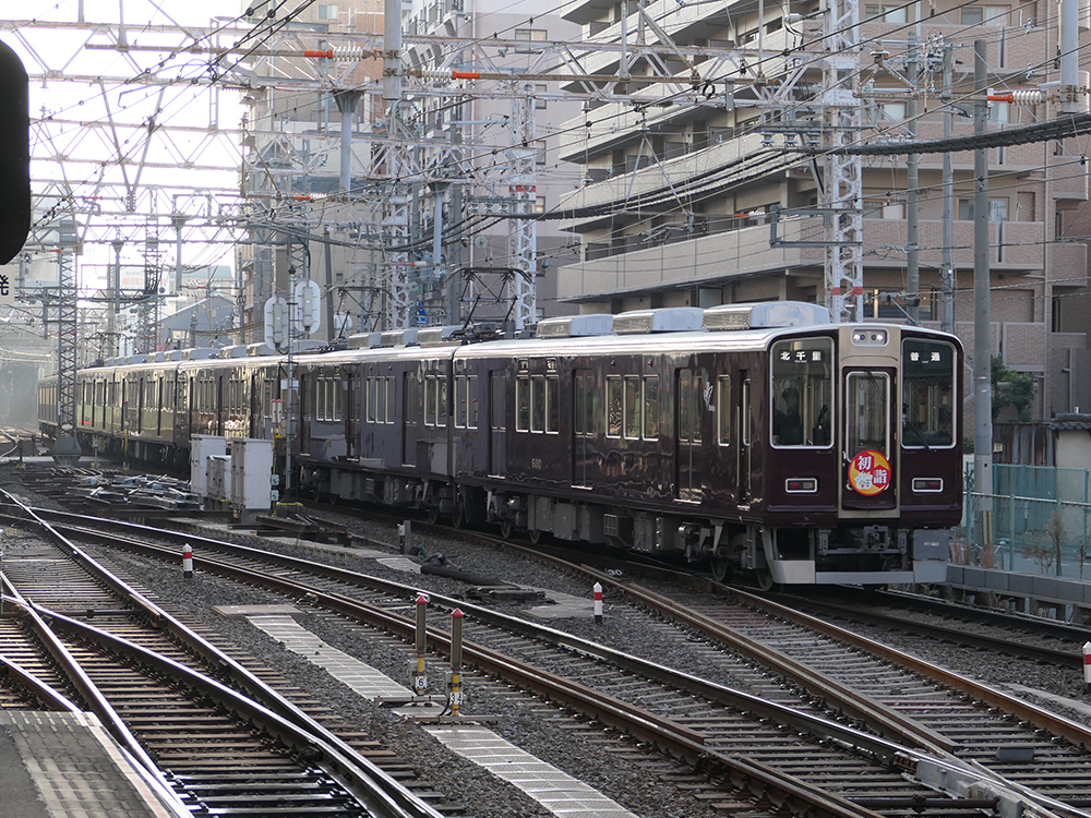 阪急電車の辰年2024年初詣ヘッドマークを掲出する8300系