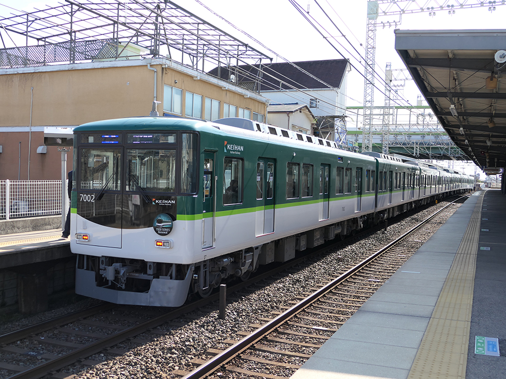 京阪7000系リニューアル車両PRヘッドマークを掲出する7000系7002F