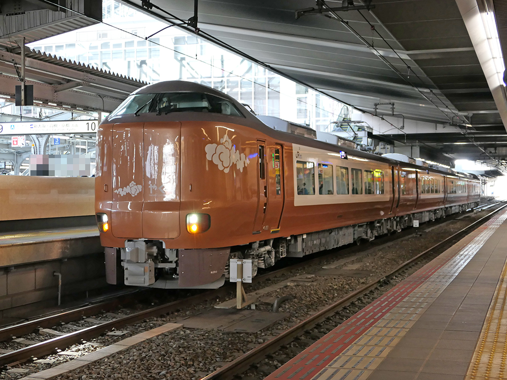 大阪駅で展示される273系やくも号