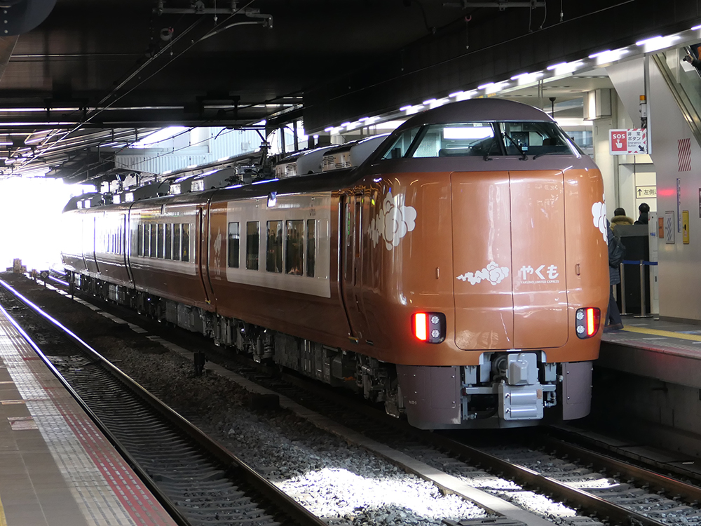 大阪駅で展示される273系やくも号