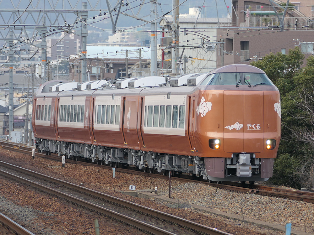 西宮駅に入線する273系