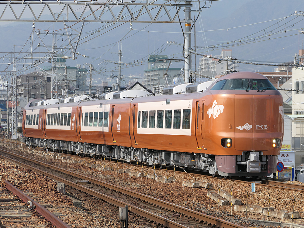 甲子園口駅を通過する273系