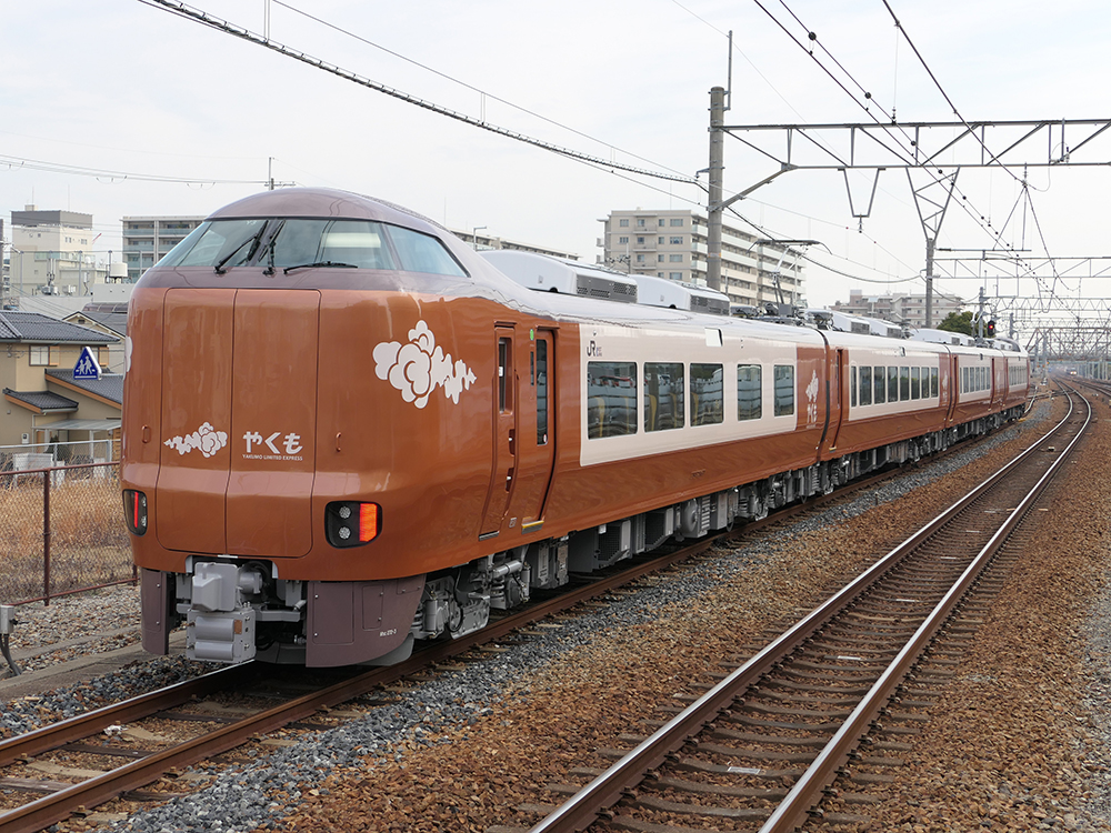 西宮駅にて待避のため停車するる273系