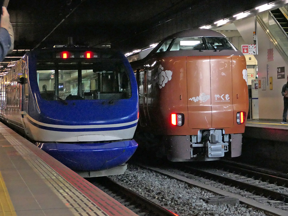 大阪駅にて、273系やくも号とスーパーはくと号の並び。