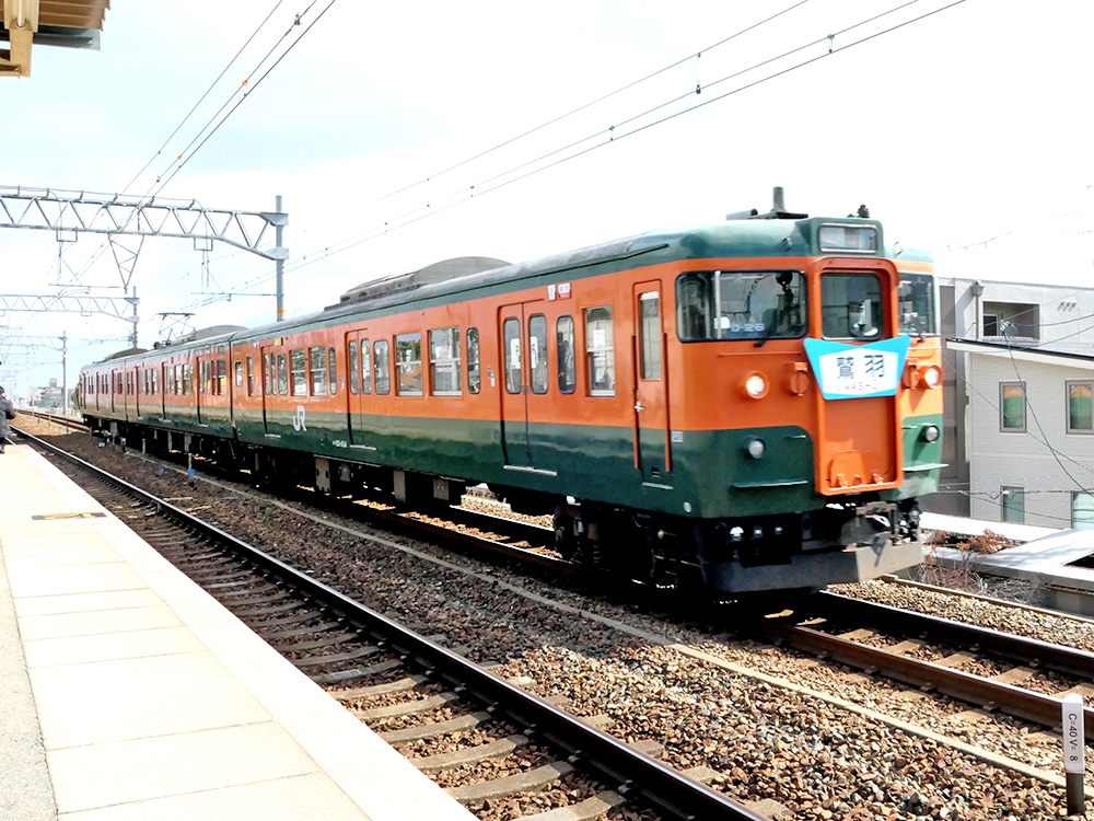 JR甲子園口駅を通過するする115系団臨の回送