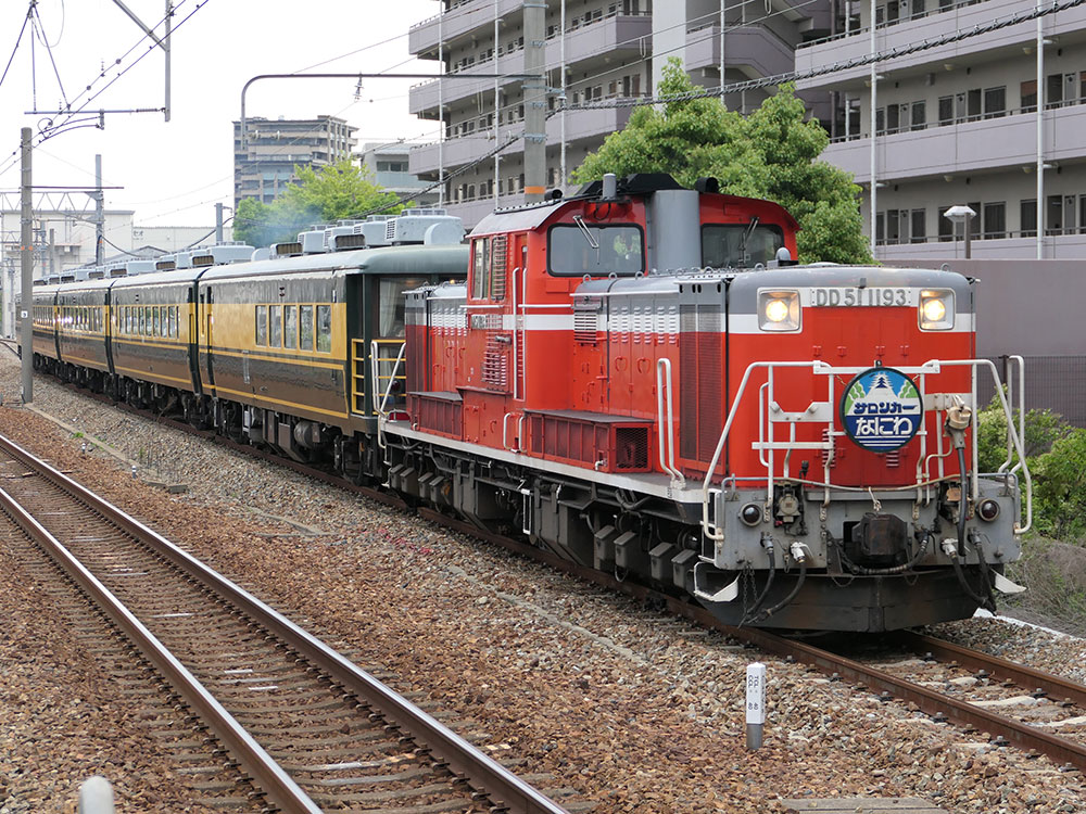 西宮駅にて待避線に入る『サロンカーなにわ』