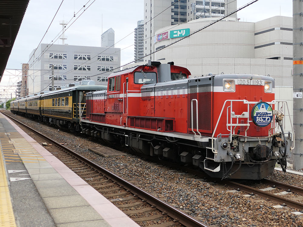 西宮駅にて待避中の『サロンカーなにわ』