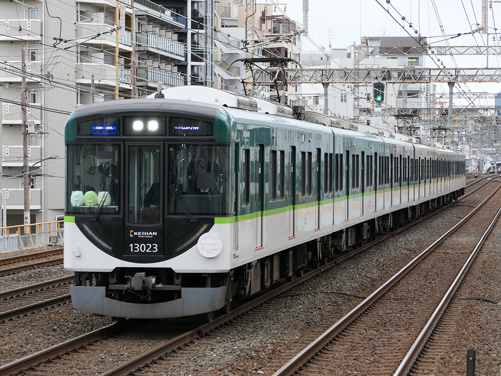 すみっコぐらいの人形が設置され、ヘッドマークを掲出する13000系13023F「わくわくパーク号」