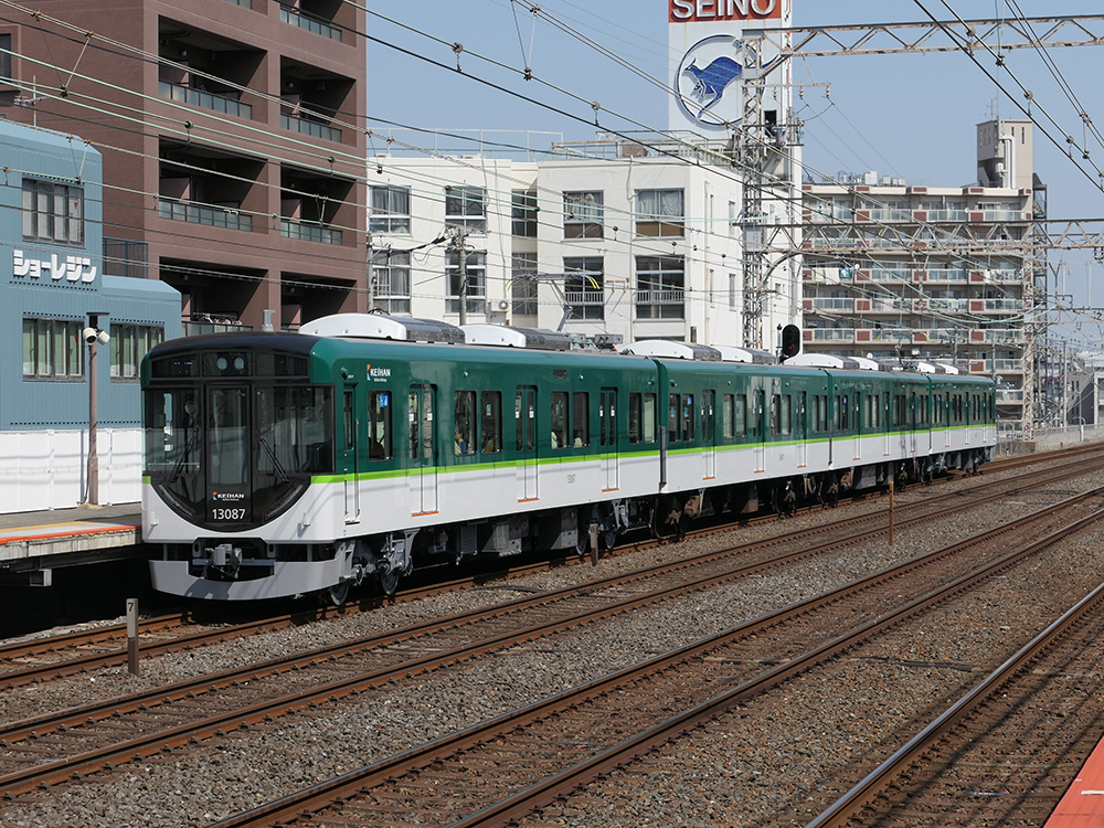 京阪13000系4両編成