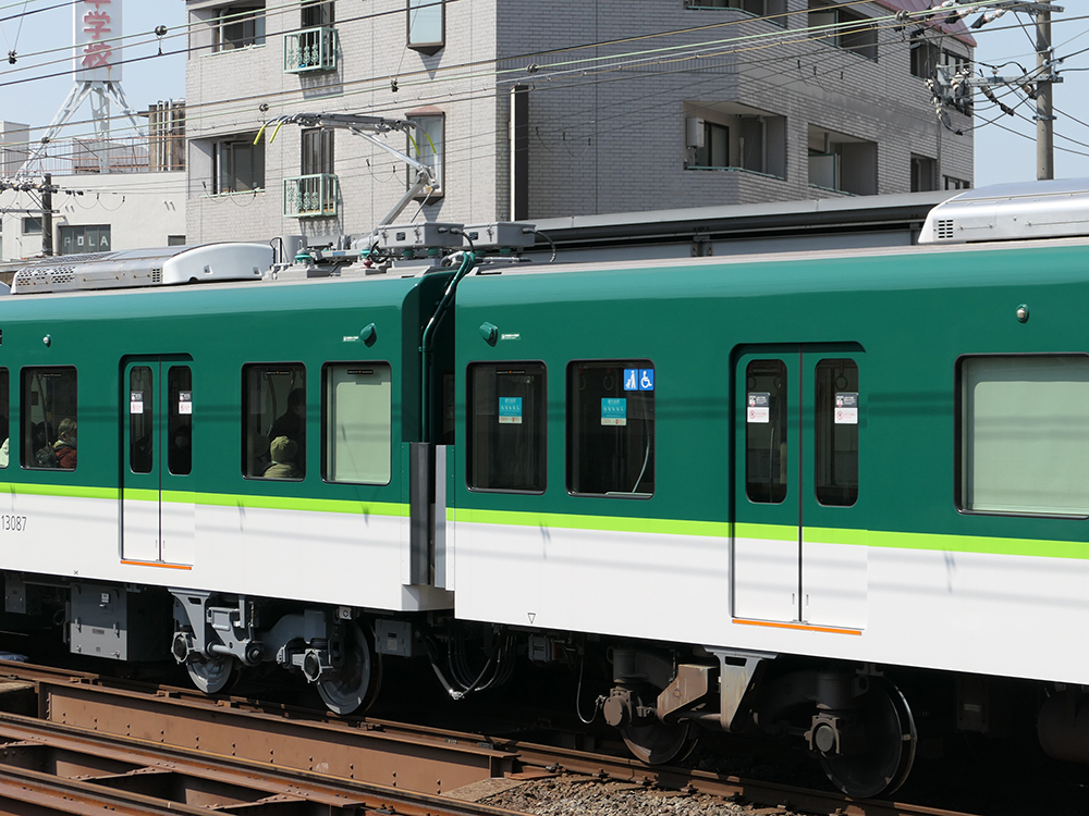 京阪13000系4両編成側面にある監視カメラ