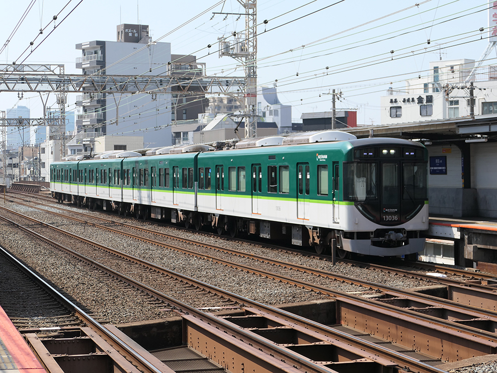 京阪13000系4両編成