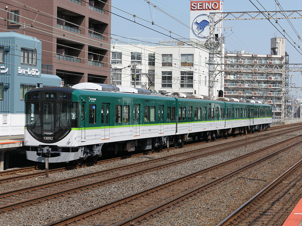 京阪13000系4両編成