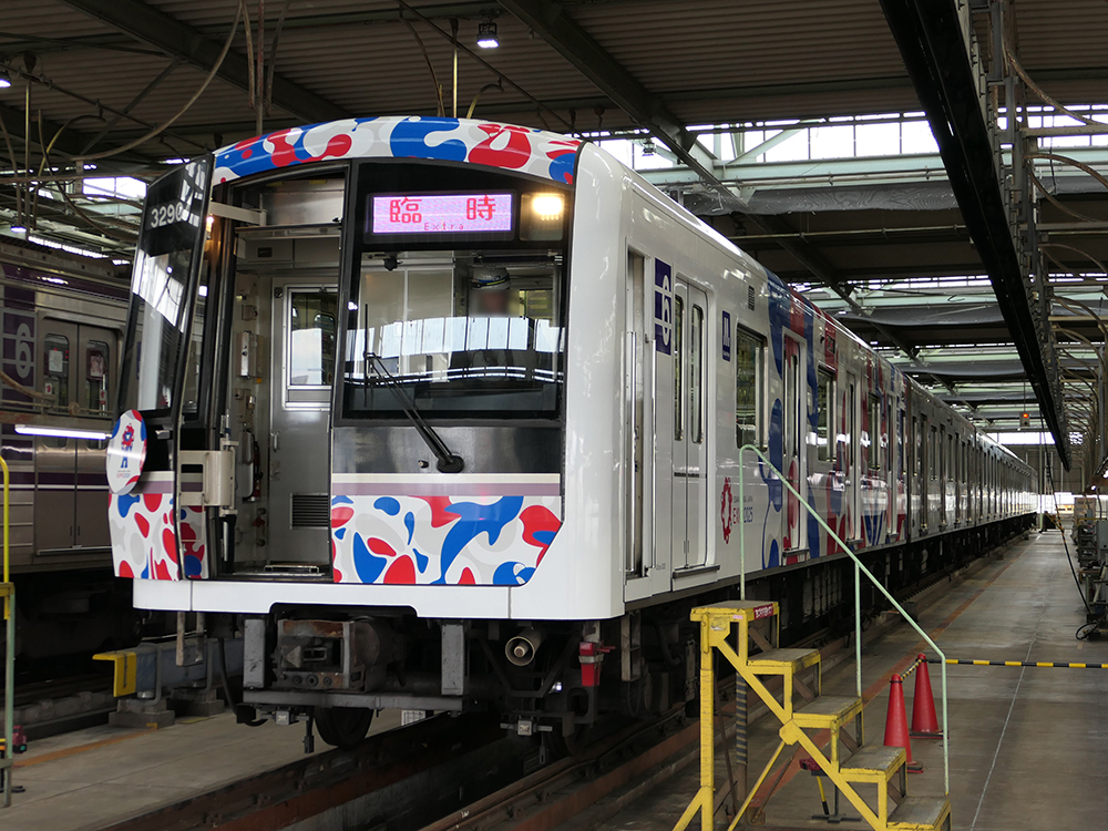 32系大阪・関西万博（ミャクミャク）ラッピング編成の貫通扉を開けたところ。
