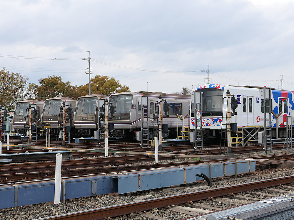 屋外で車両撮影会。22系・32系（大阪・関西万博）が並びます。