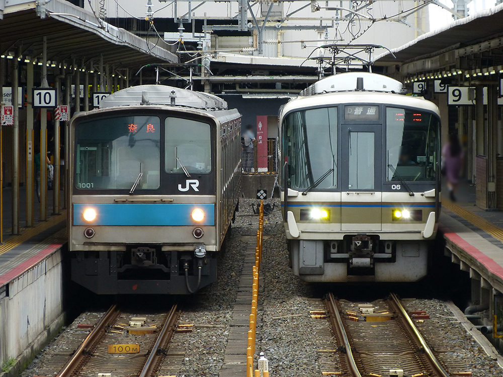 JR奈良線京都駅で並ぶ205系＆221系