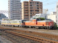 【JR西日本】キハ120形2両が配給輸送される