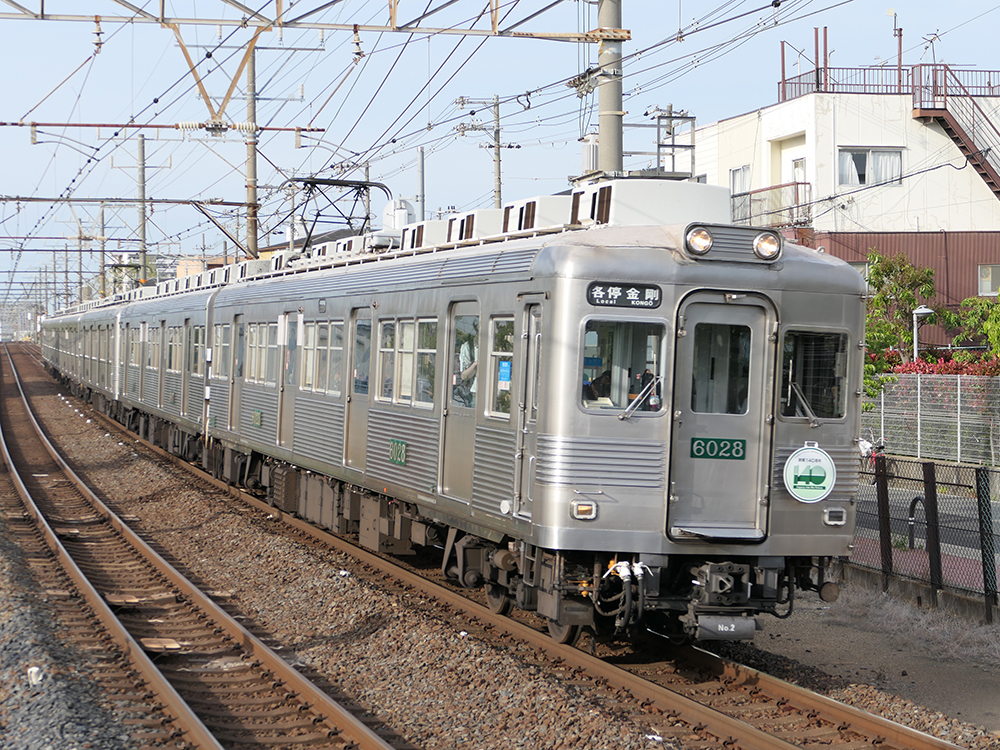 南海電鉄創業140周年記念HMを掲出する6000系6001F