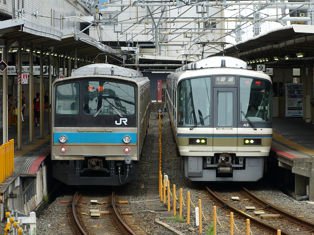 京都駅で並ぶ205系と221系
