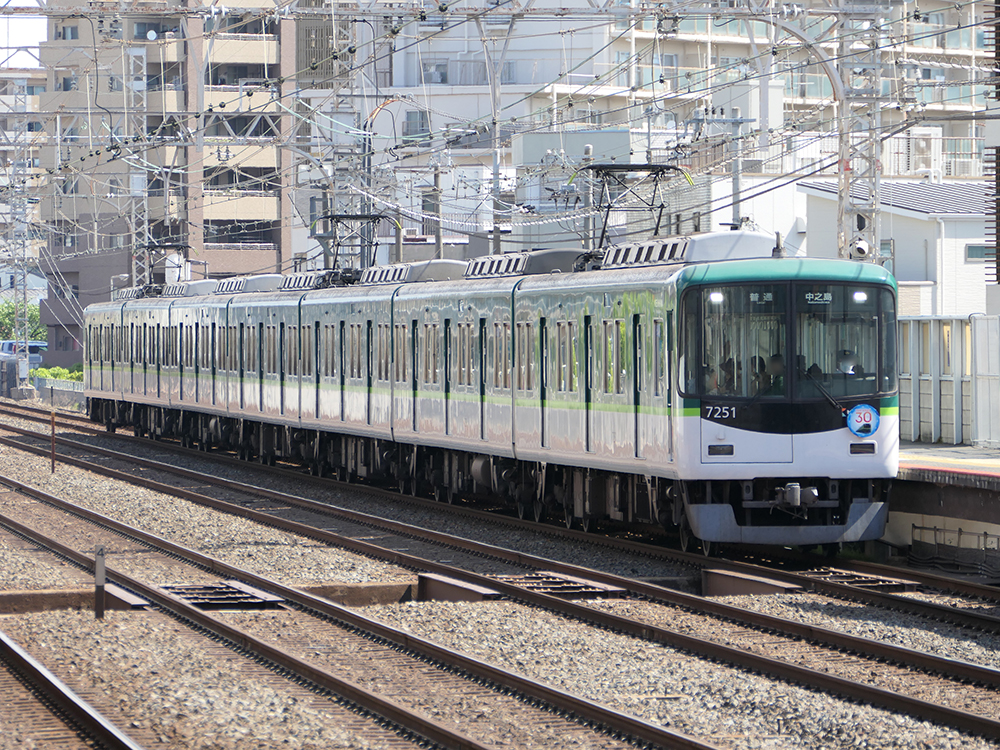 京阪7200系30周年記念ヘッドマーク旧塗装verを掲出する7200系