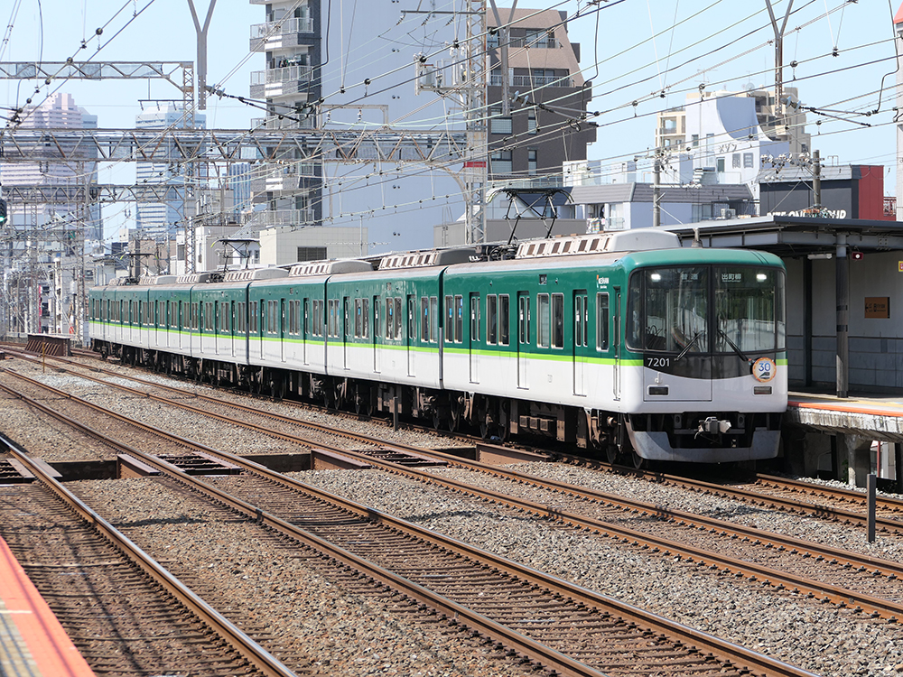 京阪7200系30周年記念ヘッドマーク旧塗装verを掲出する7200系