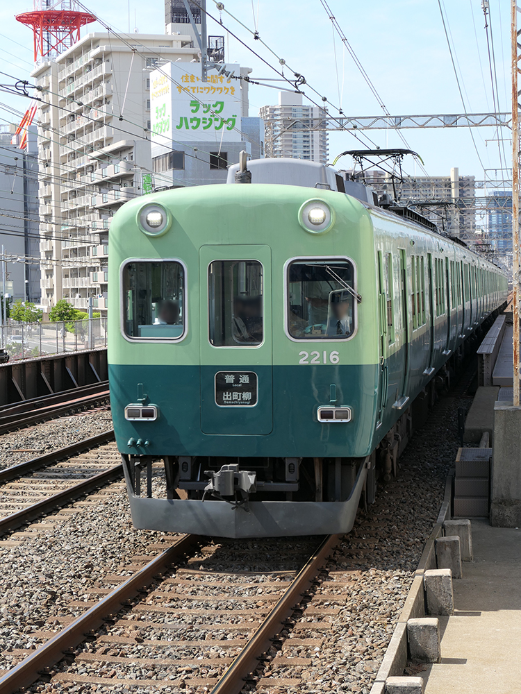 唯一の2200系となったリバイバル塗装編成