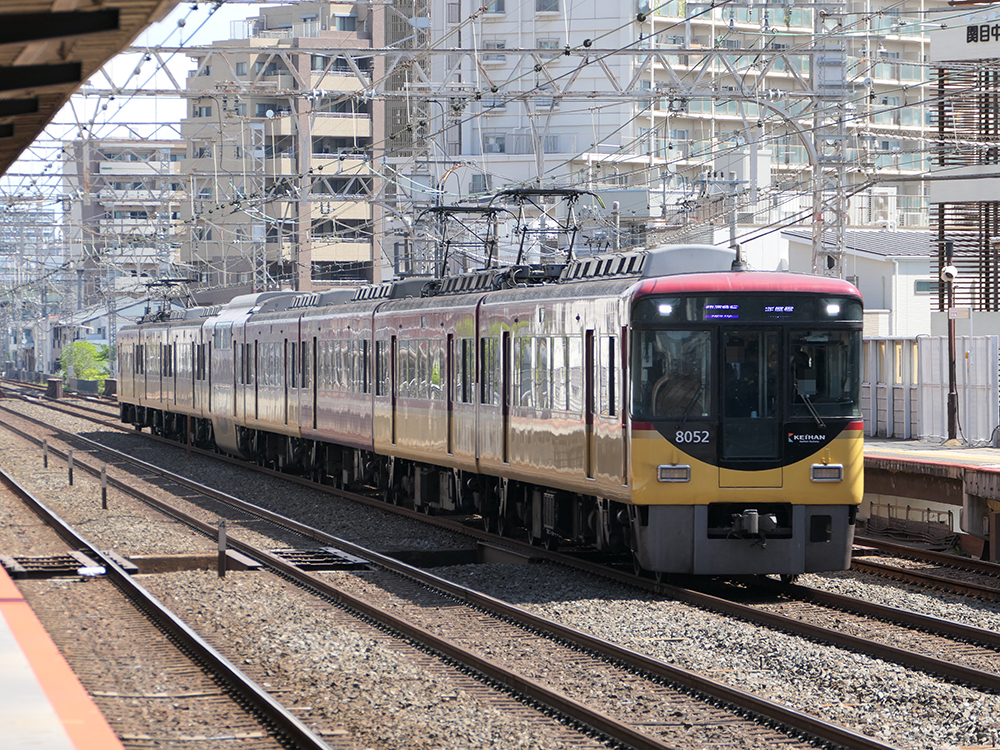 8000系の快速急行。