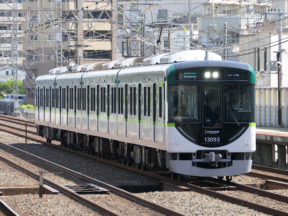 13000系4連の区間急行。