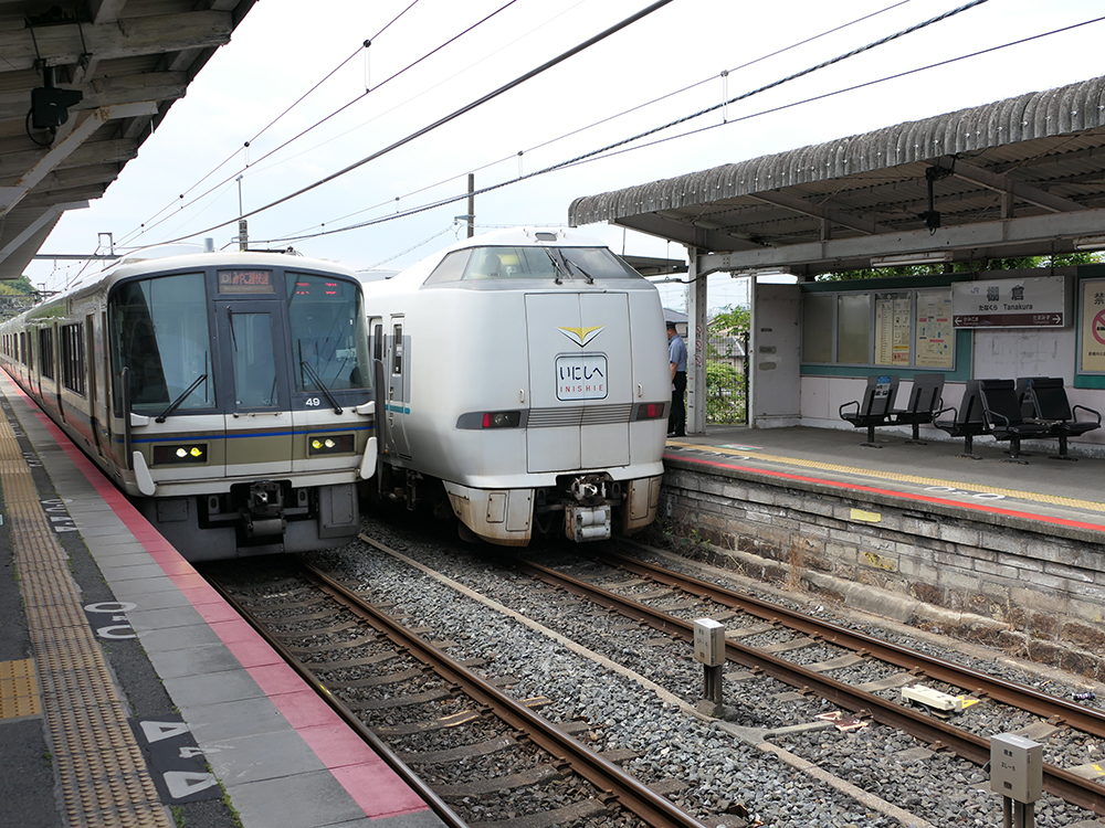 棚倉駅にて、683系臨時特急いにしへ号と221系みやこ路快速