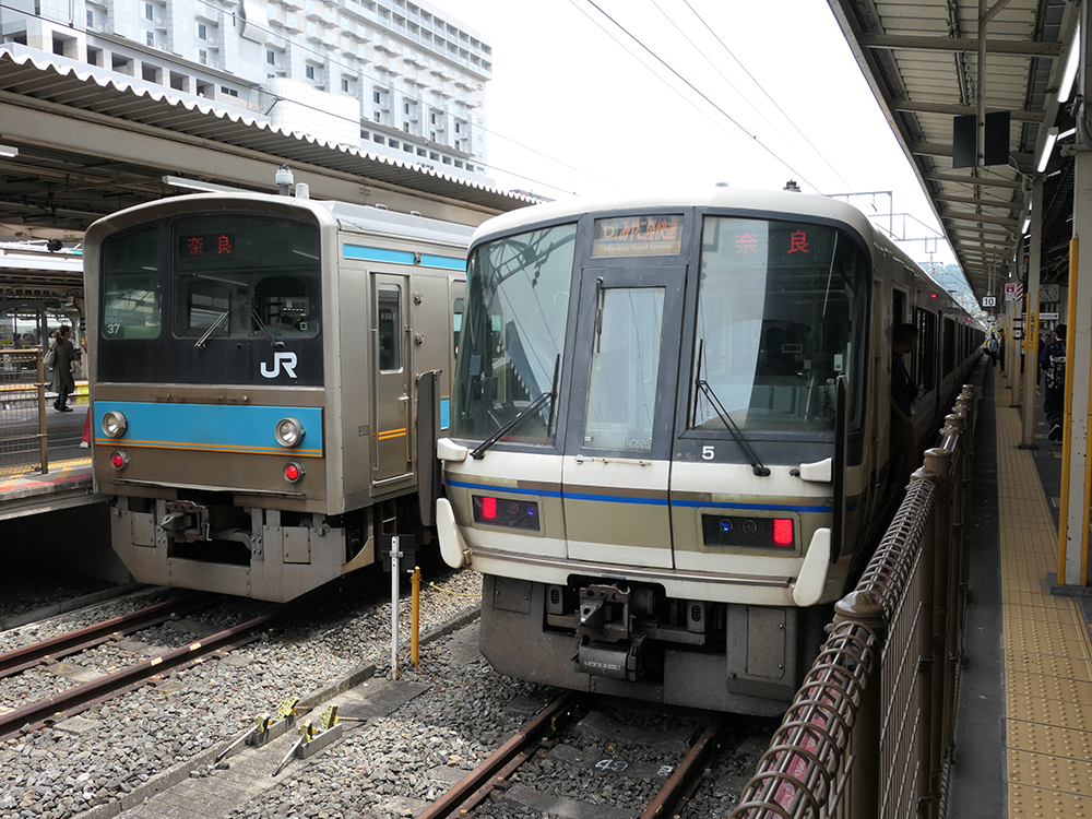 京都駅にて、205系0番台と221系みやこ路快速