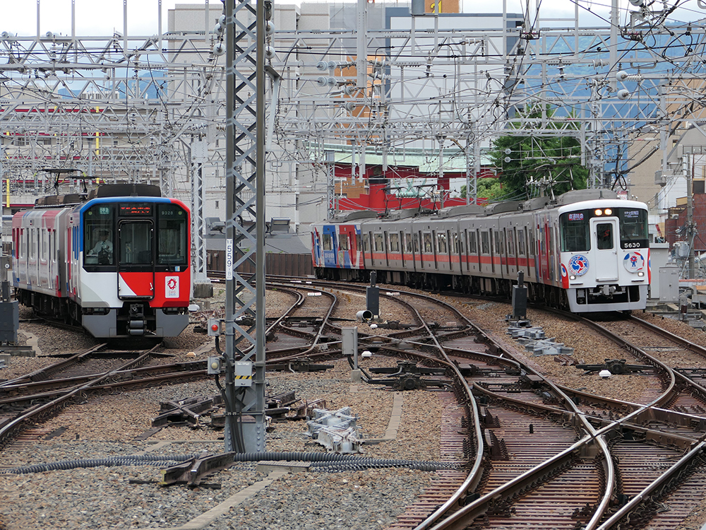 阪神尼崎駅で並ぶ、近鉄と山陽電鉄の万博ラッピング編成