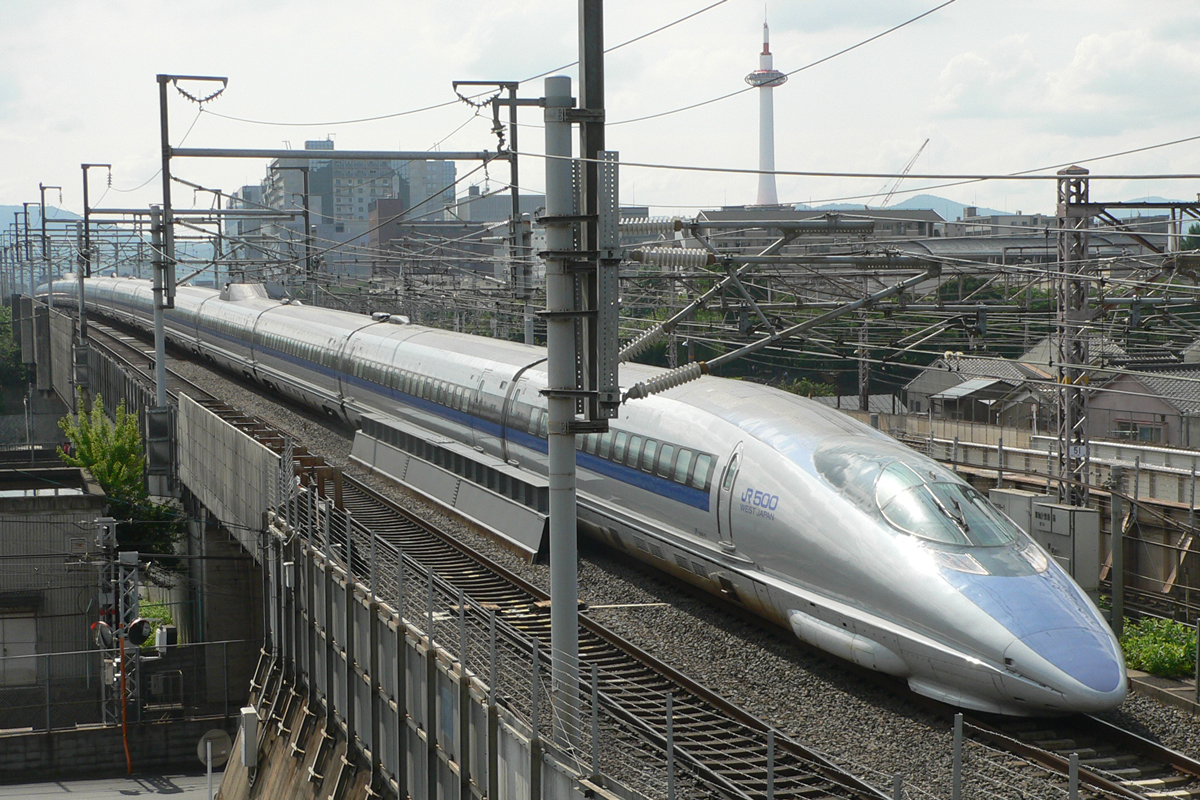 新幹線500系のぞみ　京都タワーバック