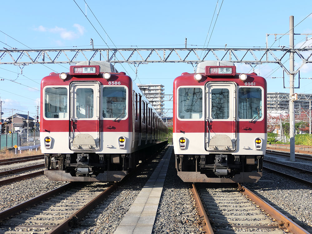 近鉄8000系の並び。京都線快速急行？