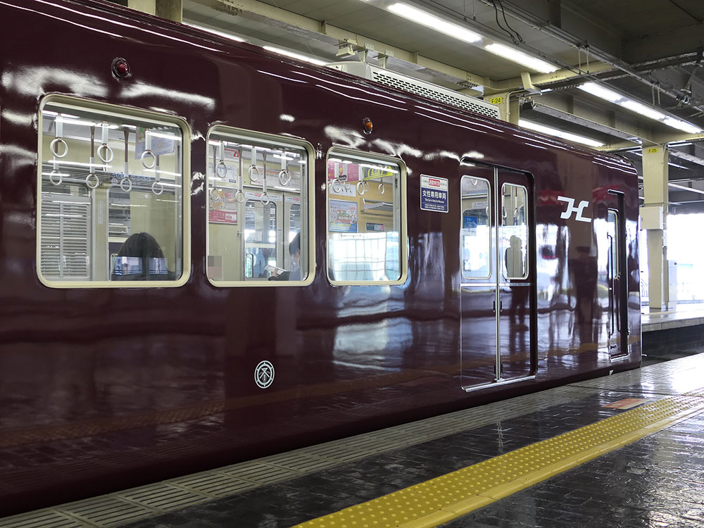 阪急6000系6013Fの側面に貼られた旧社章とHマーク